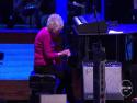 98 let stará babička válí na klavír