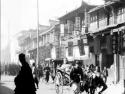 Rušná ulice Šanghaje v roce 1901