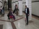 Prodejce předvádí v metru nový vysavač