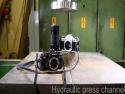   Hydraulický lis vs. staré fotoaparáty  