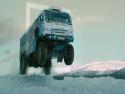 Skok přes sněžnou rampu v trucku