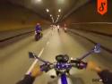 Motorkáři v tunelu