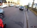 Žena ujíždí od nehody ve Francii