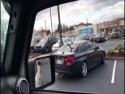 Jeep a špatně zaparkované BMW 