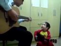 Otec se synem hrají na kytaru
