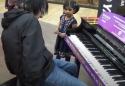 Klavírista v obchodním centru