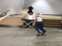 Slepý mladík na skateboardu      