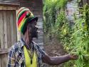     Jamajčan ukazuje svou „zahradu“