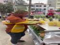       Čínský prodavač ananasů tělem i duší    