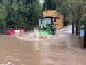     Brutální záplavy vs. traktor    