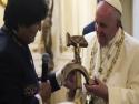     Bizarní dary od lidí pro papeže    