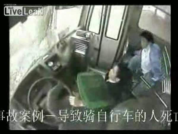 Taiwan - autobus srazil cyklistu