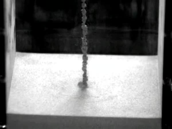 Železná kulička a písek [slow motion]
