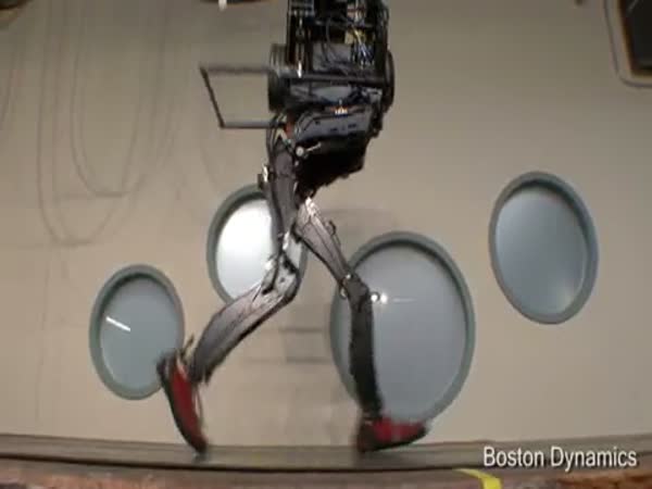 Robot umí chodit jako člověk
