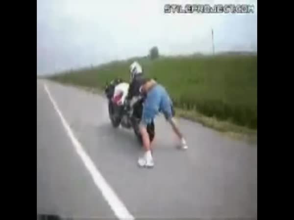 Motorkář - blázen na silnici