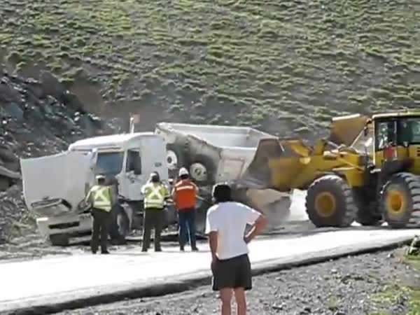 Chile - Převrácený kamion po nehodě