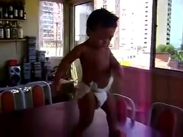 Brazilské dítě tancuje Sambu