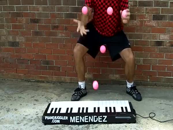 Borec - Hraní na piano žonglováním