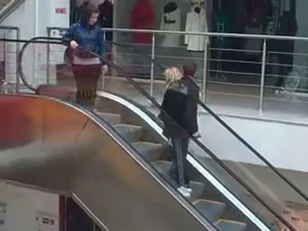 Blondýnka vs. eskalátory