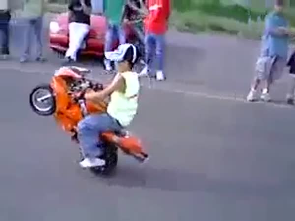 Dítě si dáva stunt na motorce