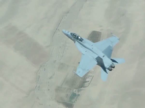 Stíhačky F-18 na letadlové lodi