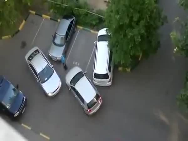 Rusko - 2 ženy na parkovišti