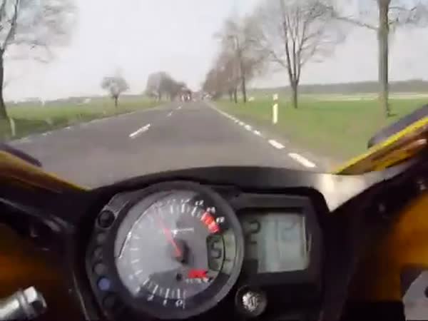 Idiot - 300 km/h na motorce