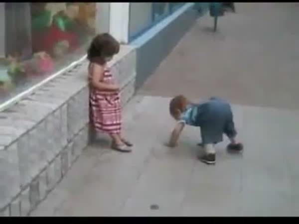 Malý kluk se snaží políbit děvče