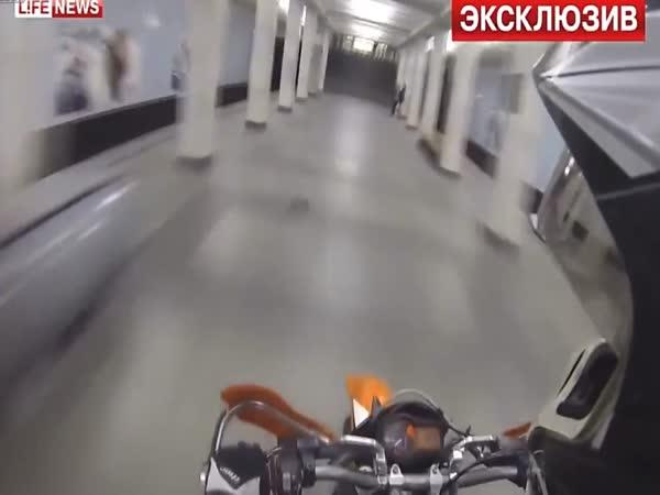 Jízda na motorce v moskevském metru