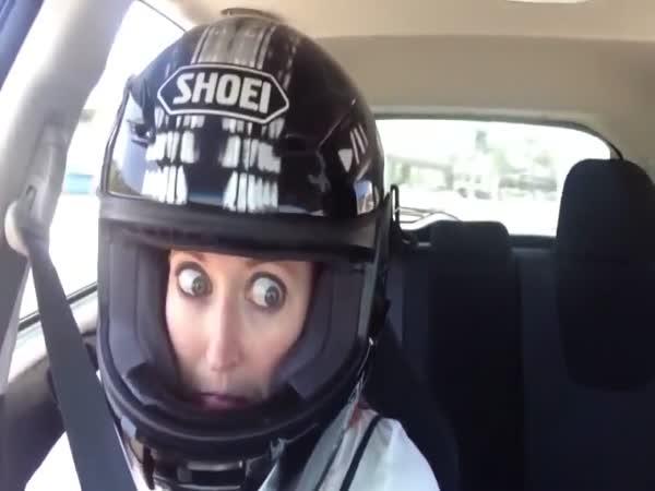 Vyděšená žena v autokrosu