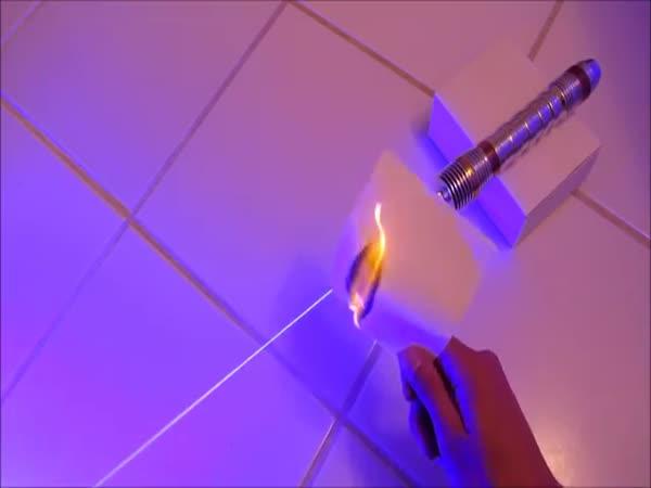 Domácí laser, který zapaluje věci