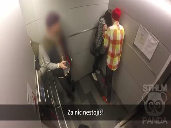 Experiment - násilí ve výtahu