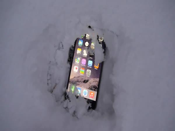     iPhone 6 plus pohřbený ve sněhu    