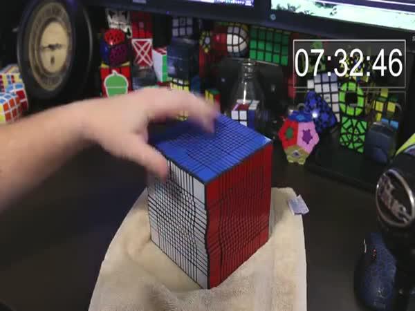   Skládání největší Rubikovy kostky na světě    