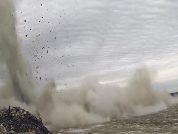     Odstřel v povrchovém dole    