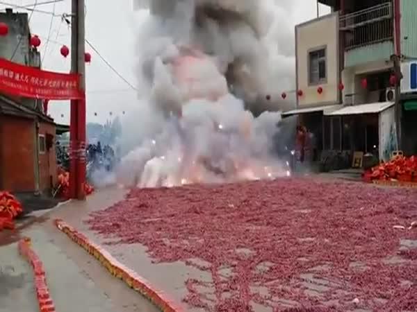       Milion petard zapálených najednou na ulici      