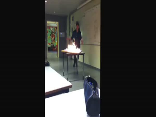       Takový pokus jste asi ve škole neviděli      