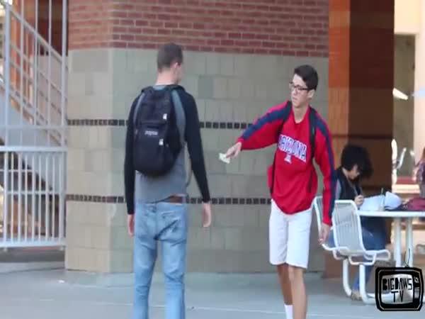     Sociální experiment - Vypadlé peníze    