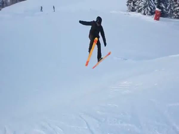       Odvážný trik na lyžích      