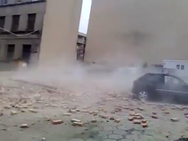     Zedníci, zeď a auto    