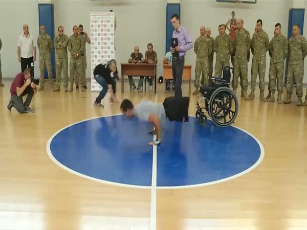   Respekt muži, který dělá kliky bez nohou  