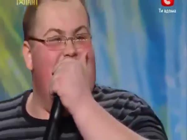     Beatboxer v talentové show    