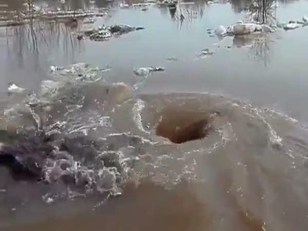     Záhadná díra v rybníku    