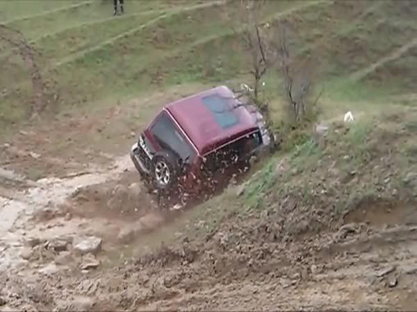     Terénní auto neubrzdilo kopec    