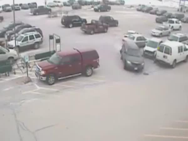     Děsivé vyjíždění z parkovistě    