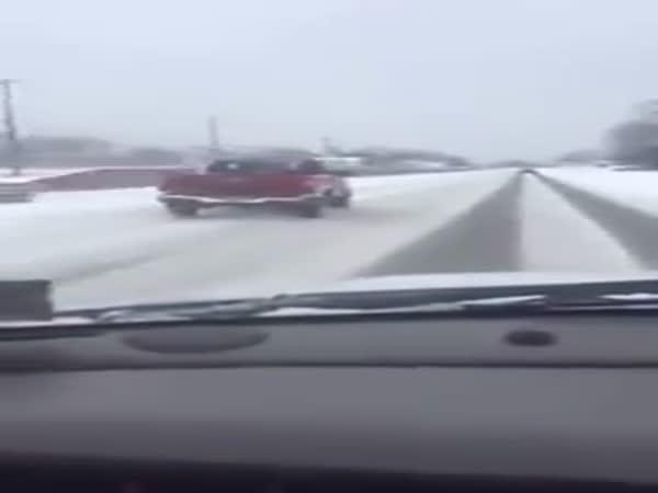       Šílenec vystoupí za jízdy z auta      