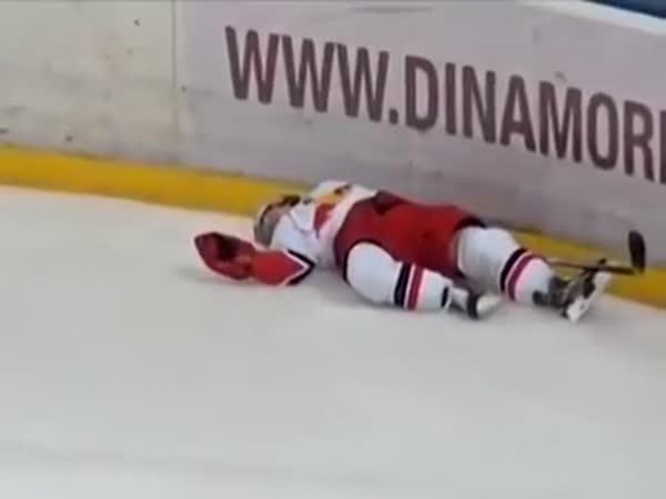       Hokej – Náraz do mantinelu      