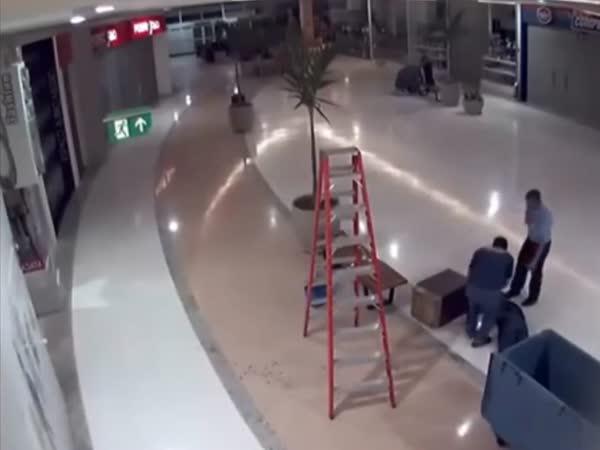       Nehoda – Pád údržbáře      