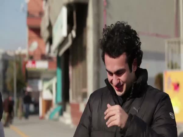   Naučili se znakovou řeč pro kamaráda  