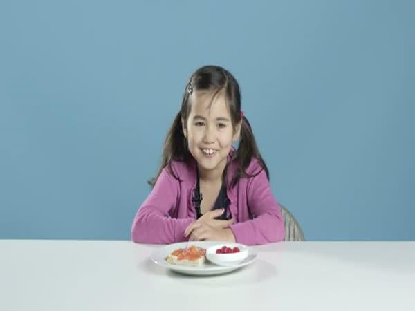       Děti z Ameriky ochutnávají snídaně    